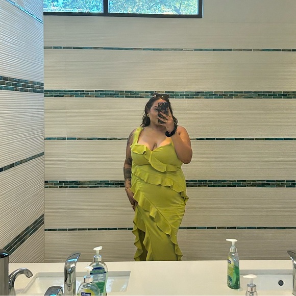 Pretty Little Thing Plus Size Dress - Picture 2 of 3